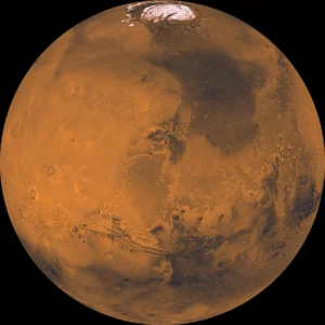 Mars mit rötlicher Oberfläche, dunklen Landschaftsstrukturen und heller Polkappe