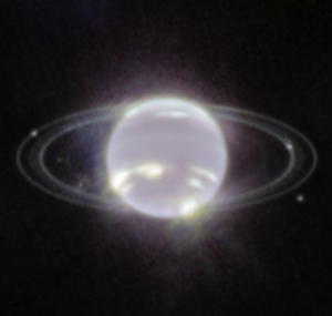 Neptun mit deutlich sichtbaren Ringen und hellen Wolkenstrukturen