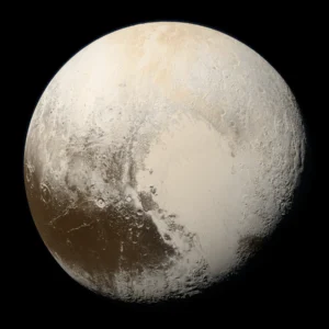 Pluto mit heller herzförmiger Region und unterschiedlich gefärbten Oberflächenstrukturen