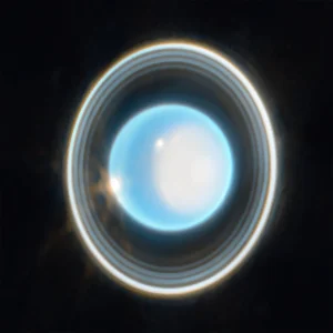 Uranus mit deutlich sichtbarem Ringsystem und heller Polarregion